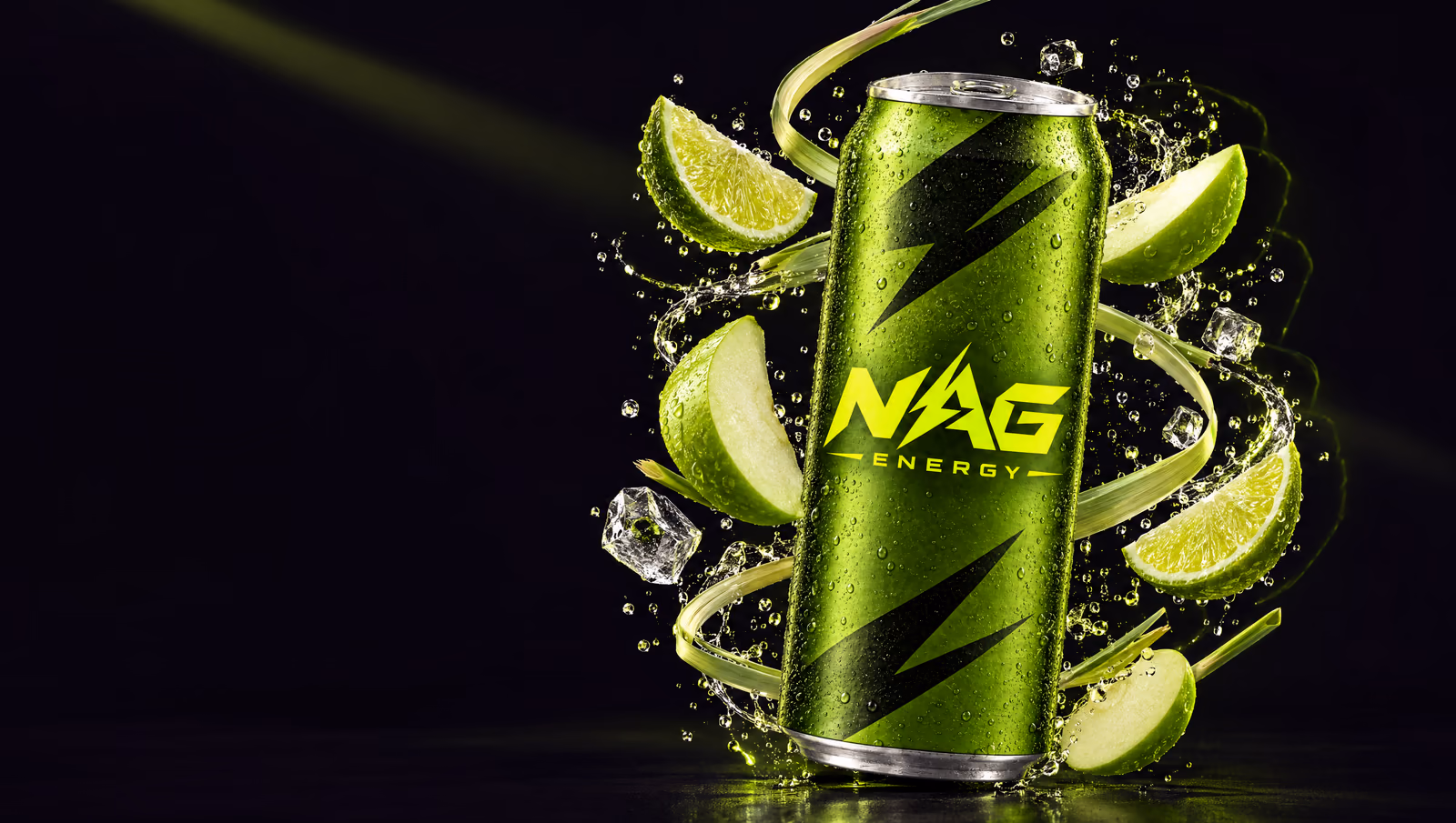 Банка NAG Energy с лаймом и льдом